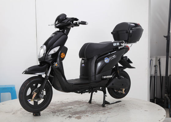 黒く涼しい色の女性電気スクーター600W 800wの柔らかい革座席後部箱
